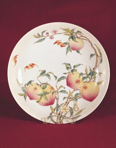 Famille-Rose-Teller mit einem Muster von Aprikosen, Qing-Dynastie