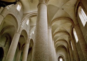Innenansicht des Kirchenschiffs und des Gewölbes