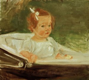 Die Enkelin im Kinderwagen nach rechts