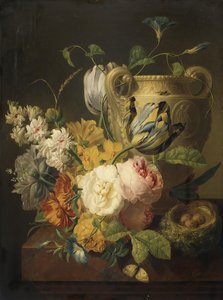 Blumen bei einer Steinvase