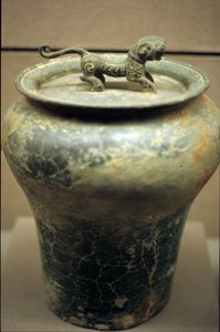 Weinvasen in Form eines Kruges, gekrönt von einem Tiger